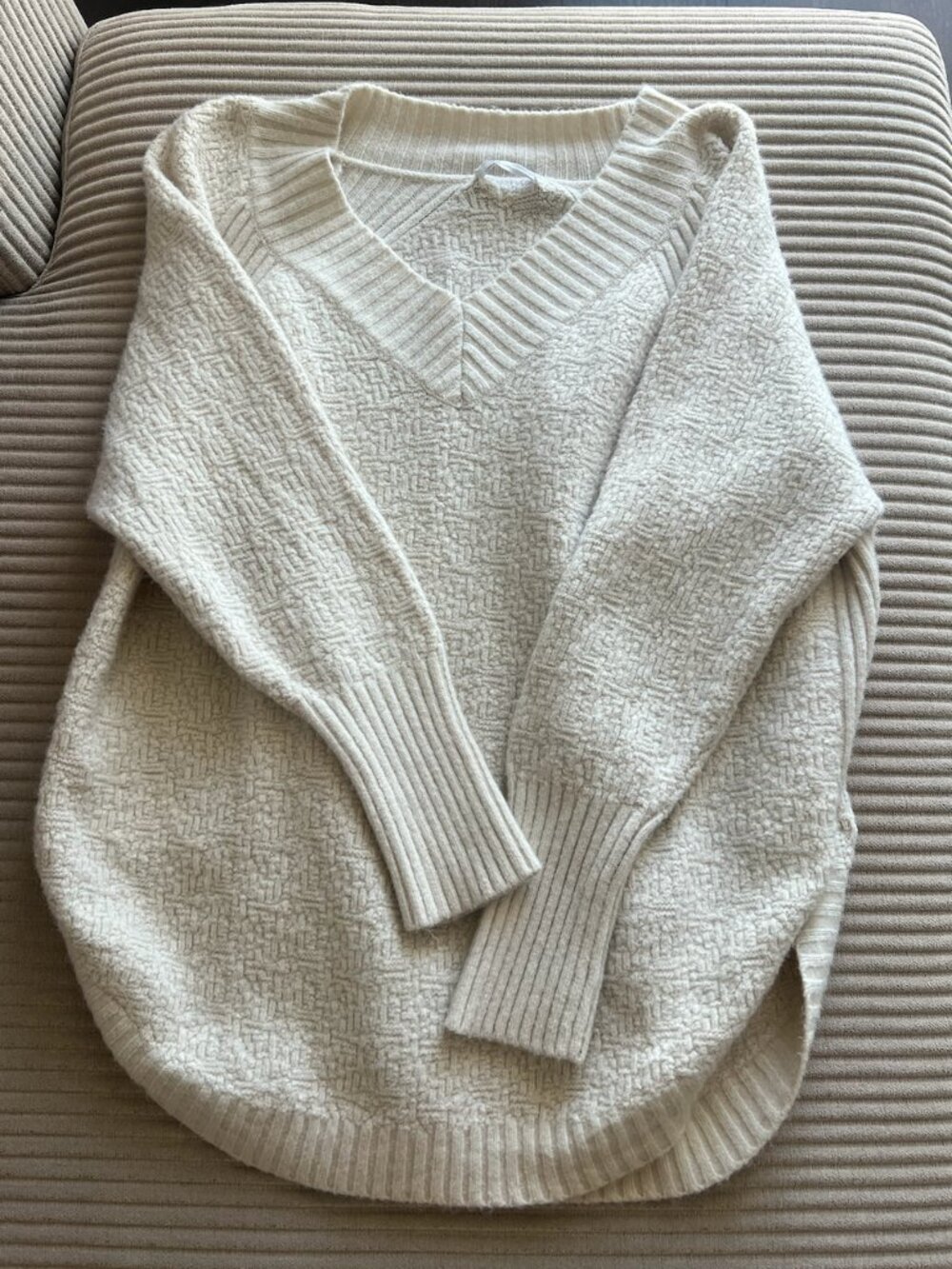 Cream Textured Knit V-Neck Sweater – Size M